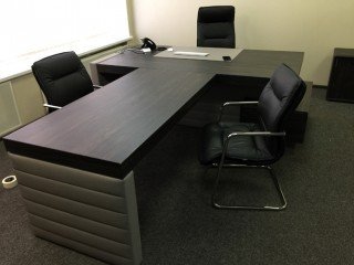 Офисный стол для кабинета с приставкой для переговоров